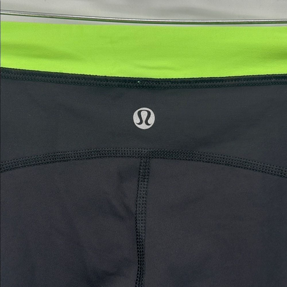 Lululemon Women's Capri Leggings Size 4 Black Black and Green Bottoms - Picture 4 of 12